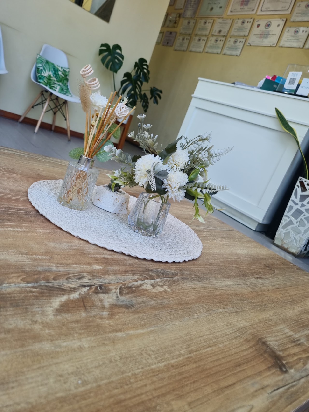 Recepción y sala de espera cálida con té y ambientación de lujo